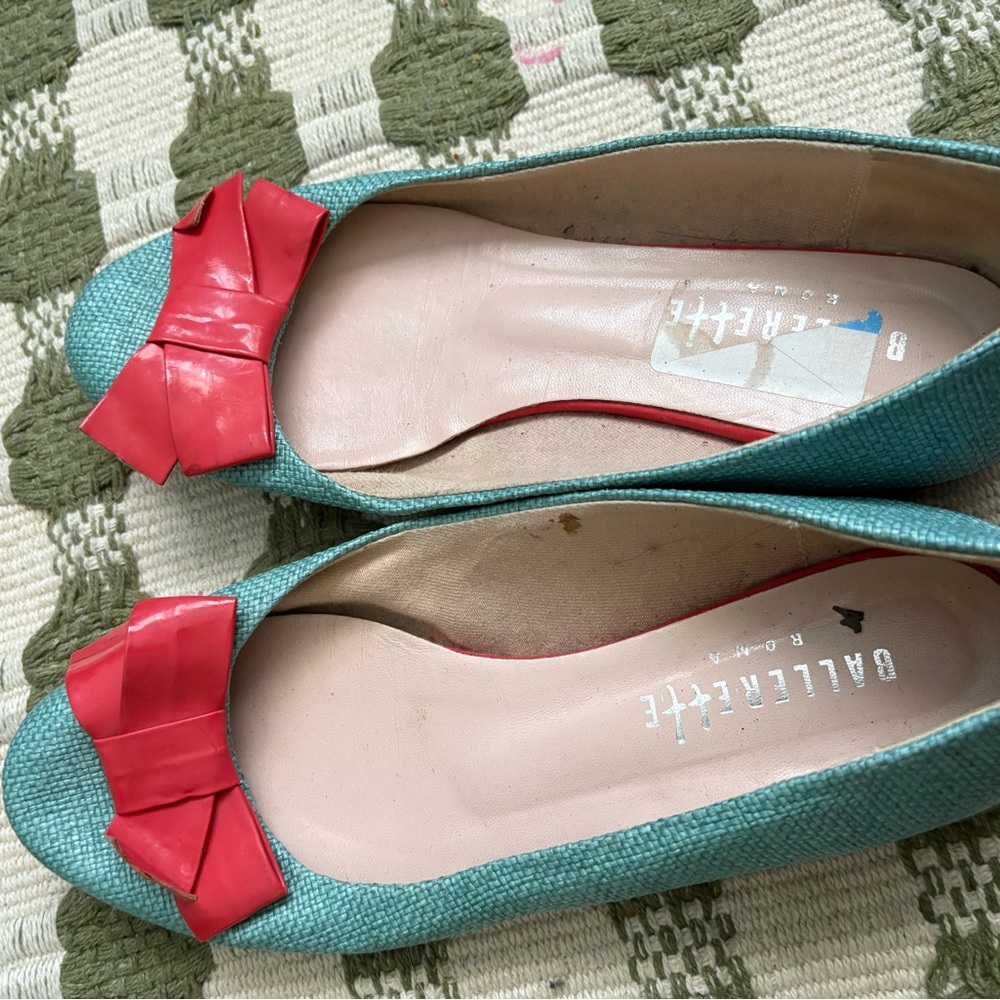 Woven flats with patent bows